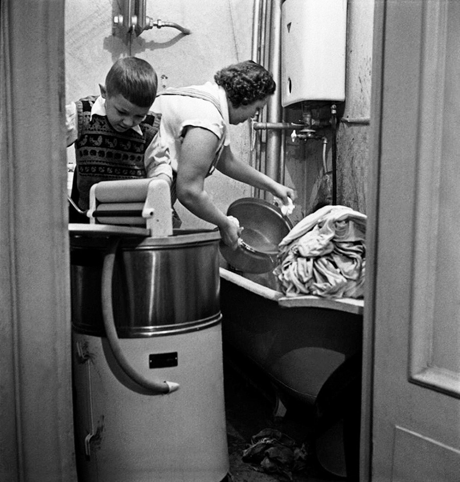 Eine der ersten Waschmaschinen, 1958.
