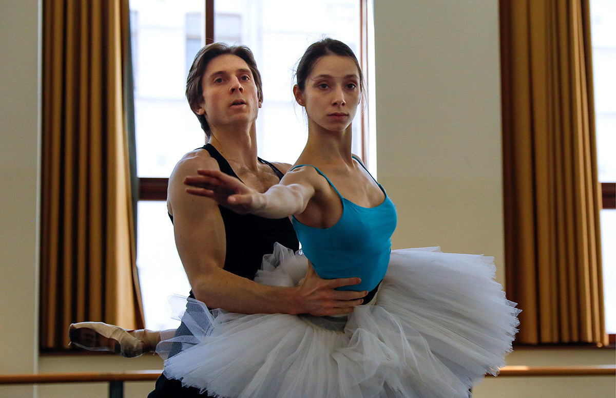 Ksenija Ševcova in glavni plesalec Dmitrij Sobolevski med vajo
