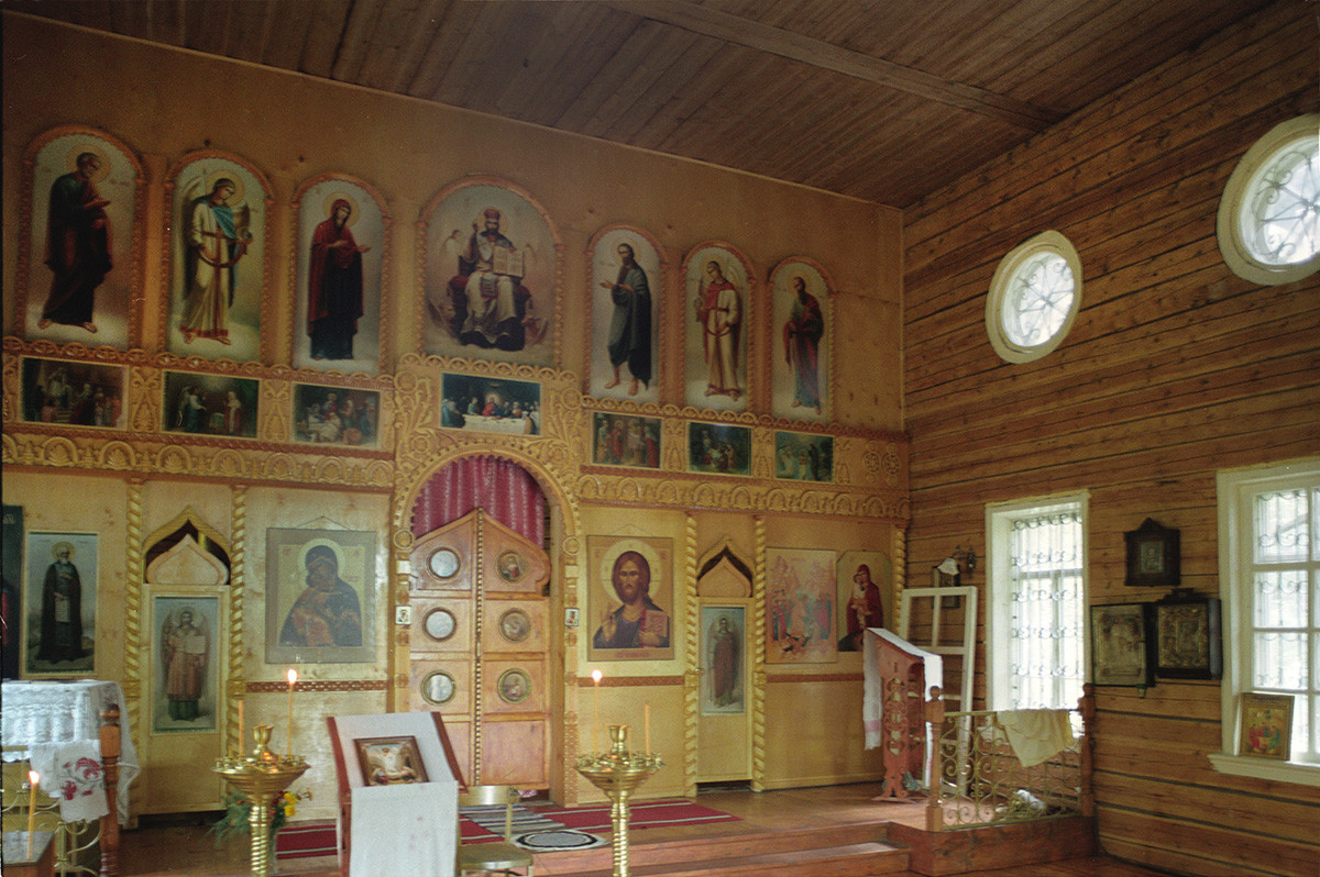 Troshigino. Church of the Resurrection. Interior with new icon screen. August 28, 2006