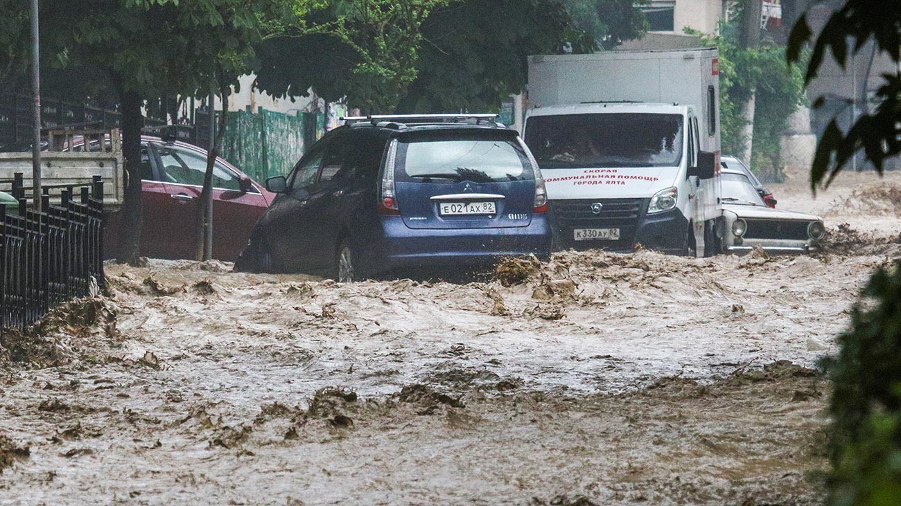 Заседнали автомболи в дълбоките води на наводнена улица след обилните валежи в Ялта