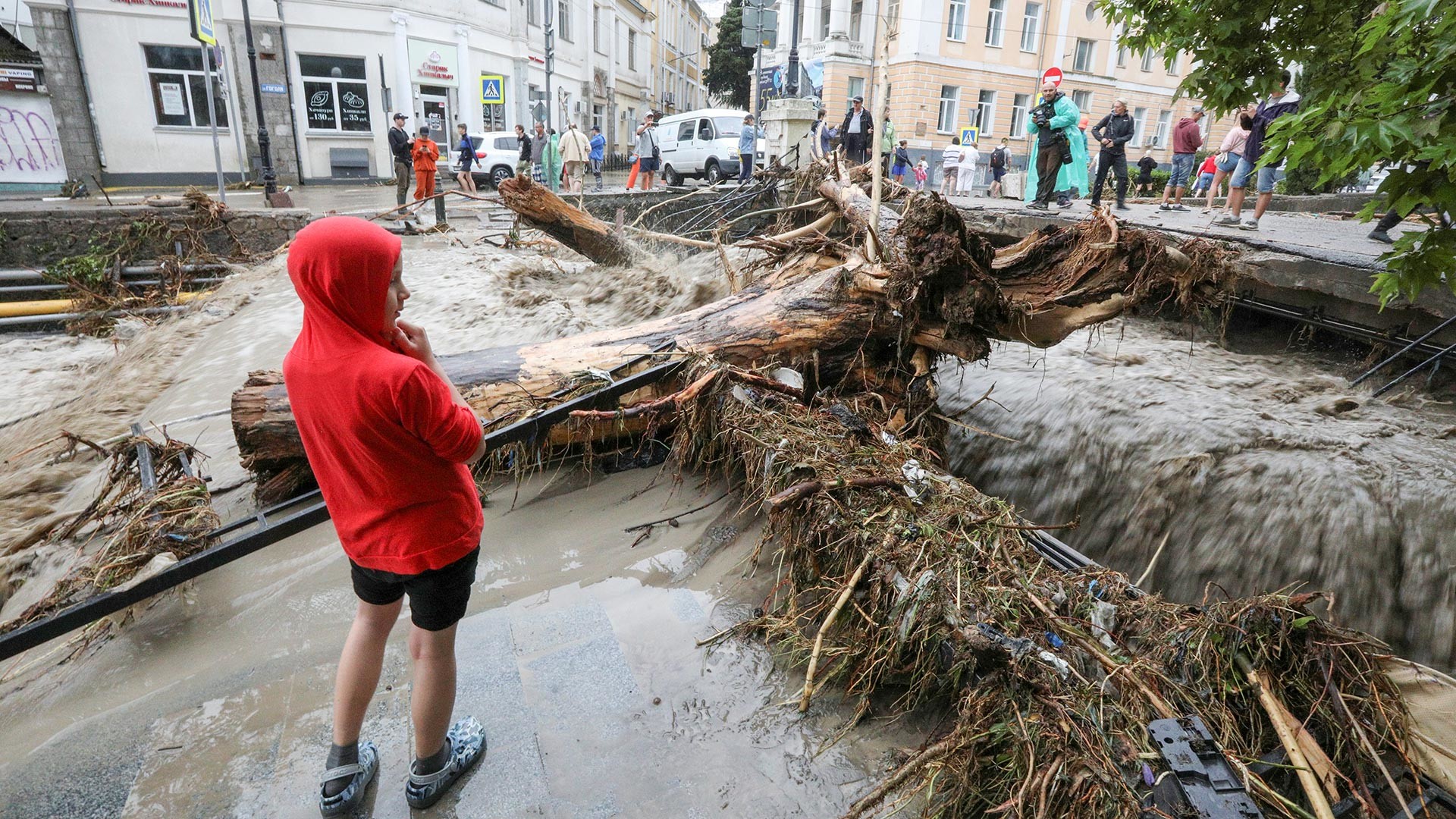 Хора на улица, засегната от наводненията в Ялта