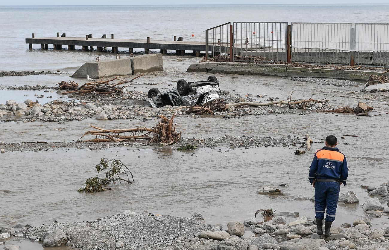 Припадник спасилачке службе Министарства за ванредне ситуације на обали Јалте током санирања поплава. 