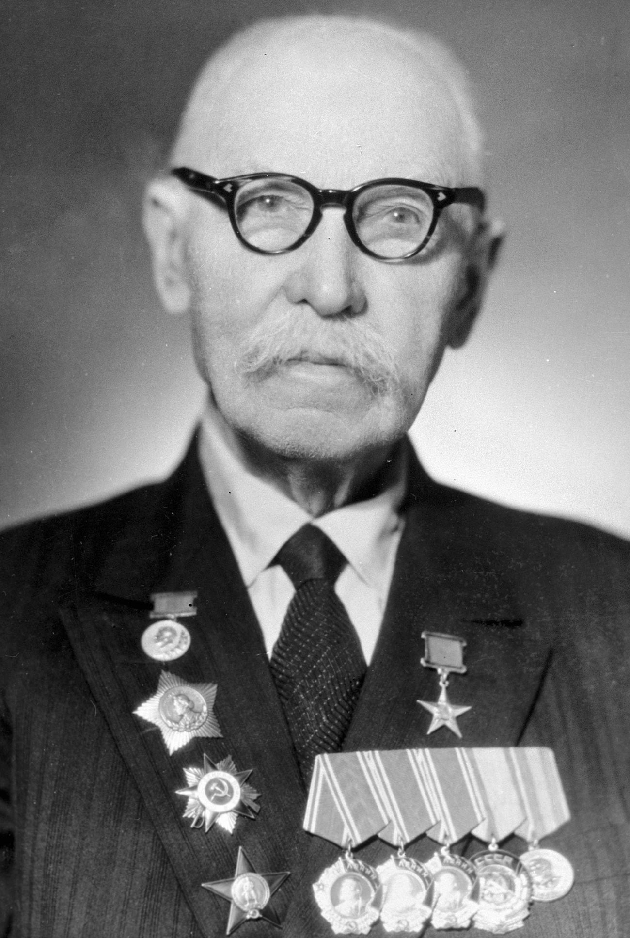  Съветският конструктор на стрелково оръжие, доктор на техническите науки, Герой на Социалистическия труд, лауреат на Сталинската награда първа степен. Фьодор Василиевич Токарев (1871-1968)