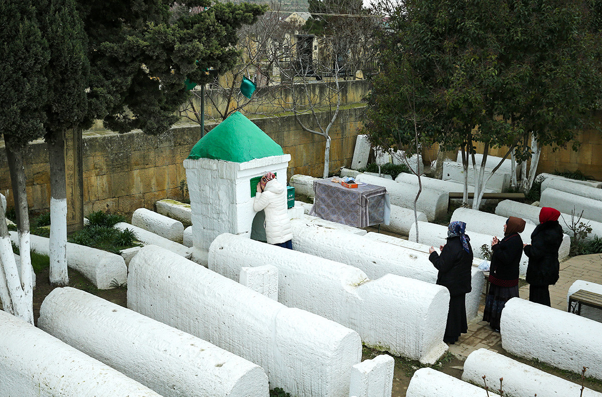 Banyak muslim secara khusus datang ke Kyrkhlyar untuk berziarah.