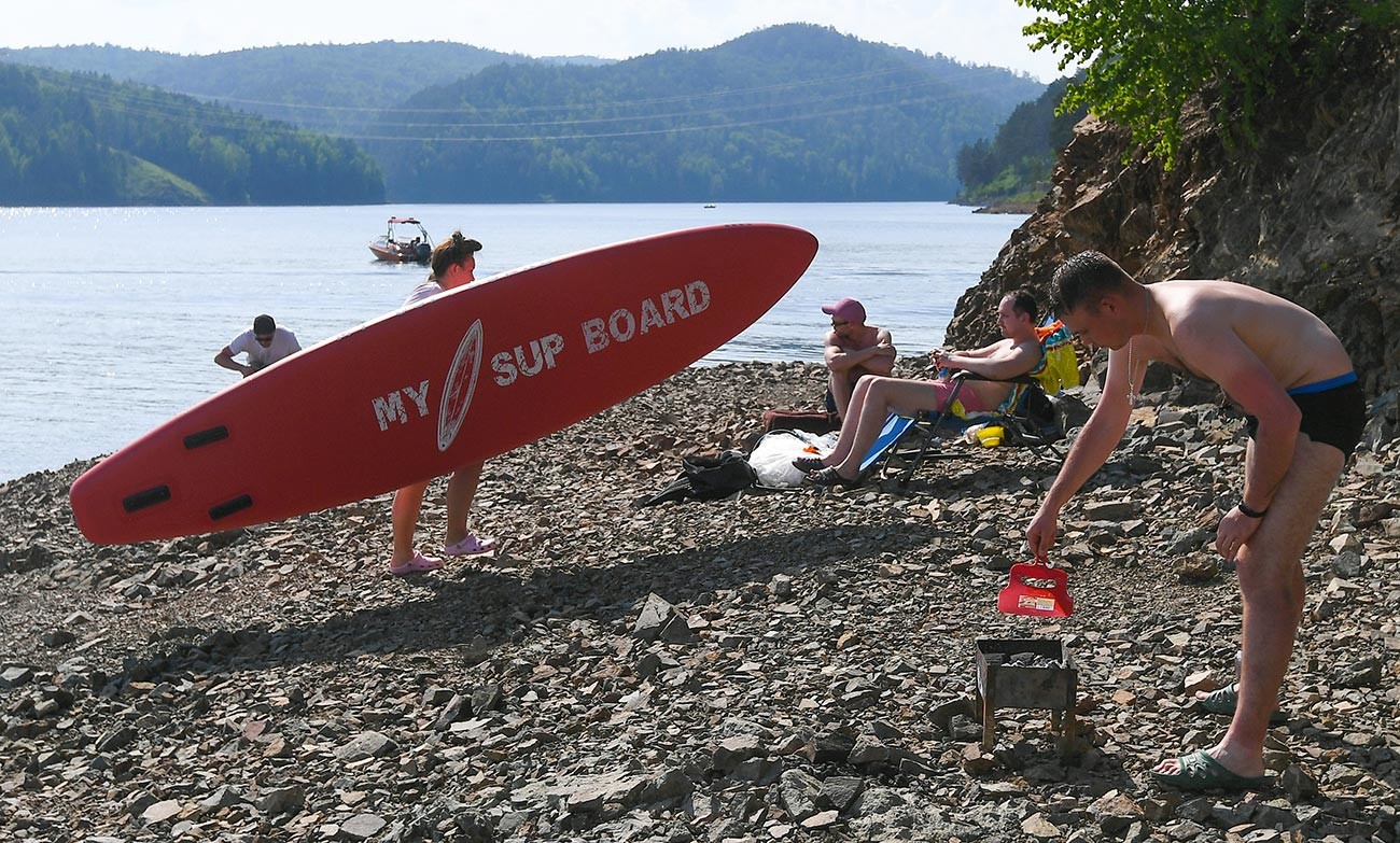 Bersantai di pesisir Sungai Yenisei.