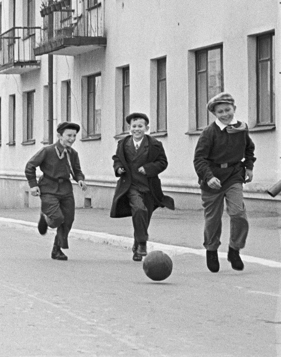 Учащиеся школы города Нововоронеж играют в дворовый футбол после занятий.