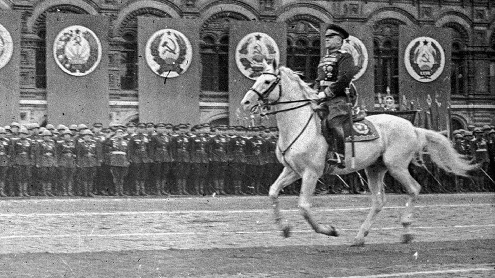 Маршал Георгий Жуков приема Парада на победата