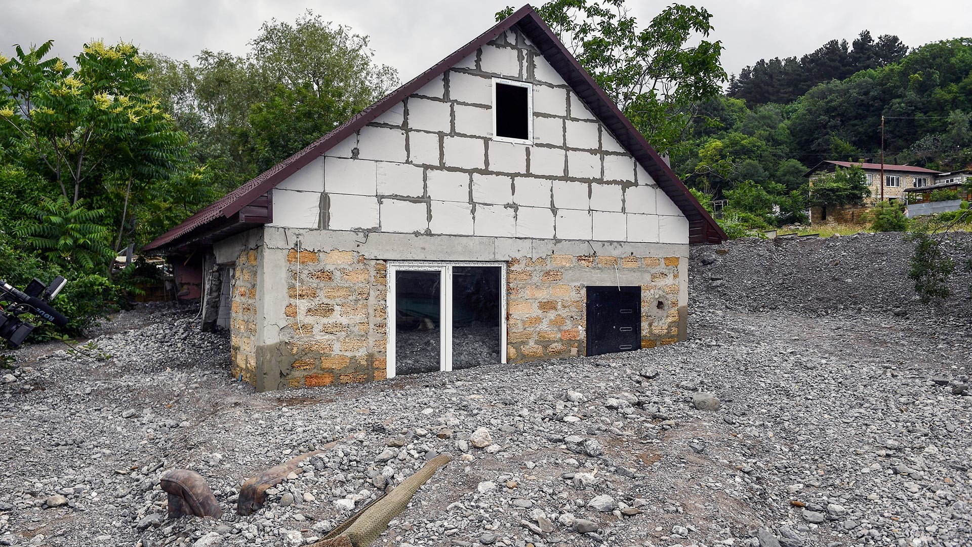 Na Krimu su bile obilne kiše koje su prouzrokovale poplave. U selu Vasiljevka, u Jaltinskoj regiji poplavljeno je 10 kuća, od kojih je nekoliko potpuno otišlo pod vodu.

