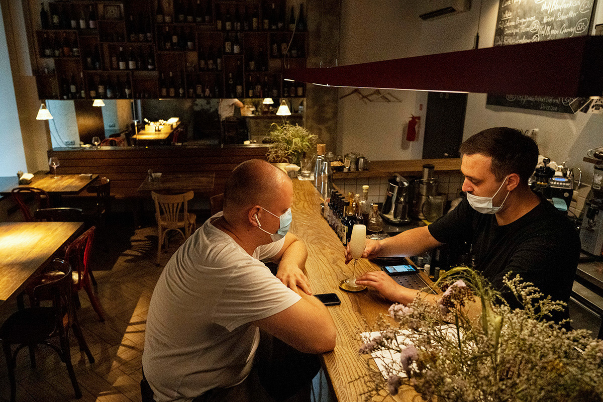 Un bar di Mosca semi-vuoto dopo l'introduzione delle nuove misure restrittive adottate per contenere i contagi, 28 giugno 2021