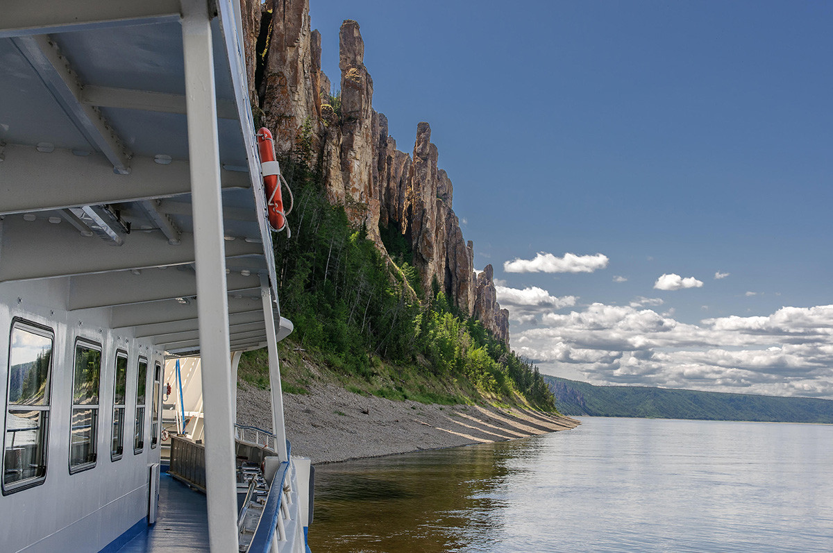 Долазак туристичког брода у национални парк „Ленски стубови“.