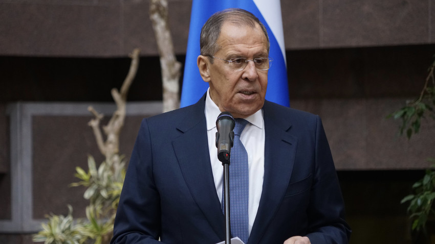 Menteri Luar Negeri Rusia Sergey Lavrov membuka pameran foto untuk memperingati 70 tahun hubungan diplomatik Rusia-Indonesia di Moskow.