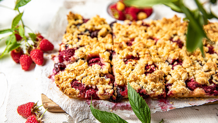 We’ll tell you how to bake the easiest and most delicious crumble pie.