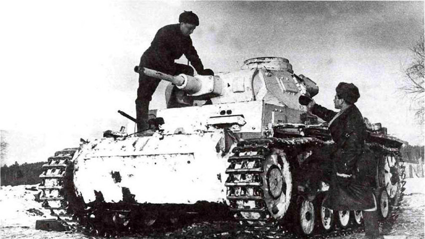 Советски екипаж на тенк Panzerkampfwagen III.
