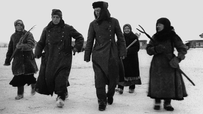 Žene u pratnji zarobljenih fašista. Nijemci su kod Moskve bili potučeni do nogu. 