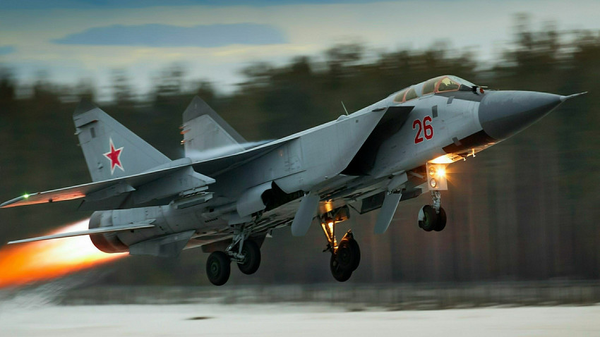 Jet tempur MiG-31 lepas landas.