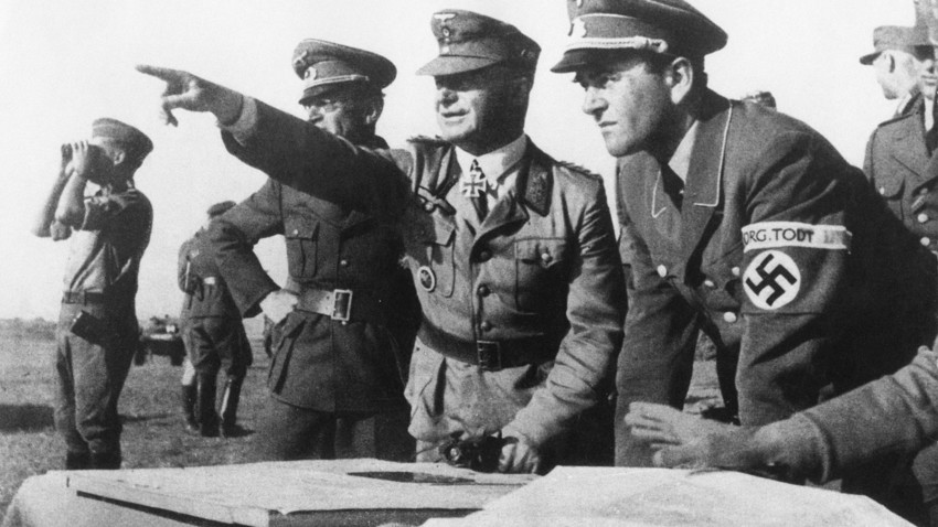 Njemački ministar za naoružanje i vojnu proizvodnju Trećeg Reicha s časnicima vojnoinženjerske grupe organizacije Todt na Istočnom frontu, 1943. 