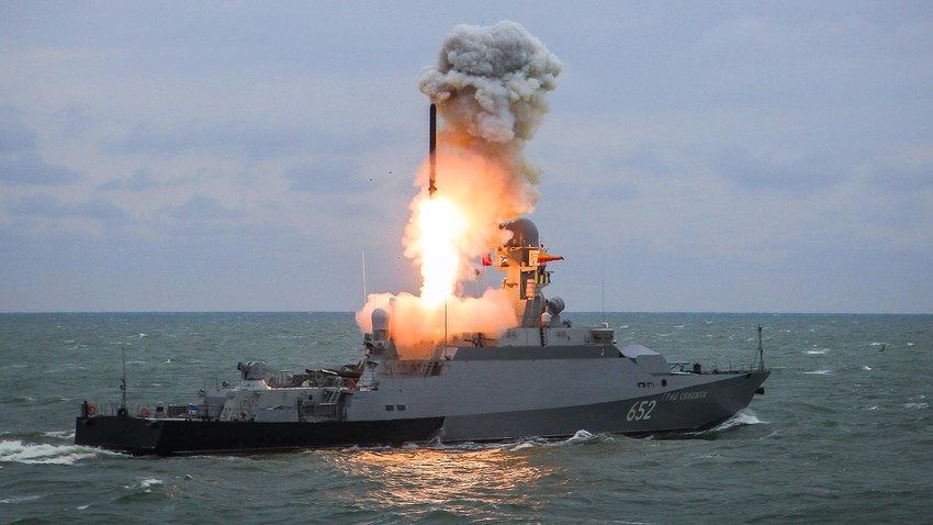 Малкият ракетен кораб "Град Свияжск" изстрелва ракета "Калибр"