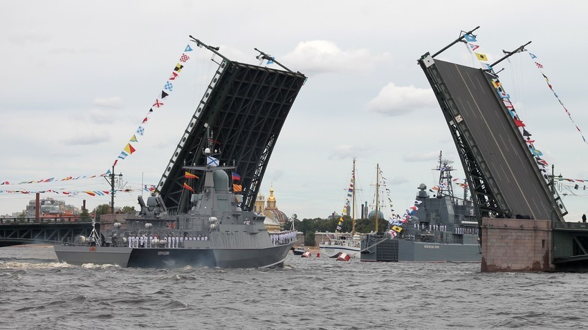 Генерална проба на военопоморската парада во пресрет на прославата на 325-годишнината од формирањето на Воената морнарица на Русија, 22 јули 2021, Санкт Петербург.

