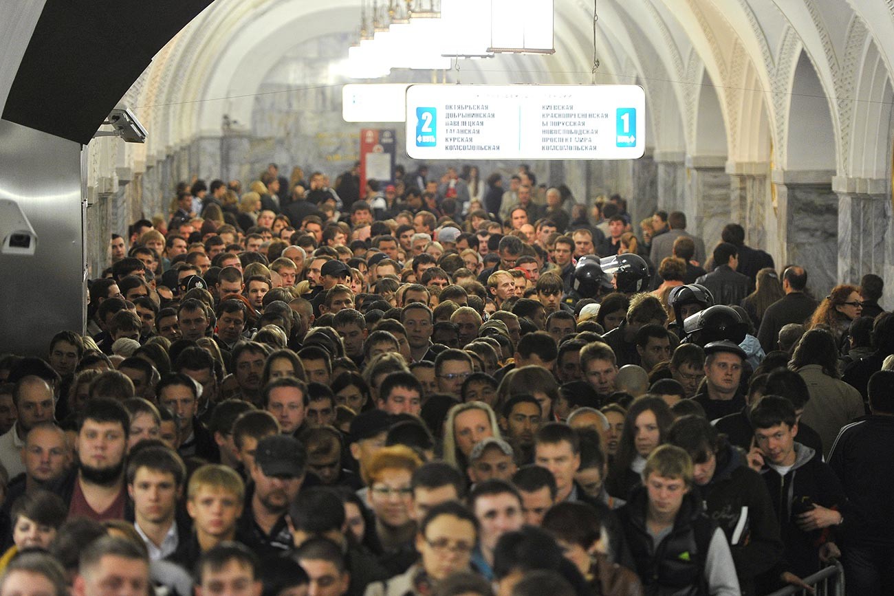 Passagiere an der Station Park Kultury der Ringlinie der Moskauer Metro während der Hauptverkehrszeit.