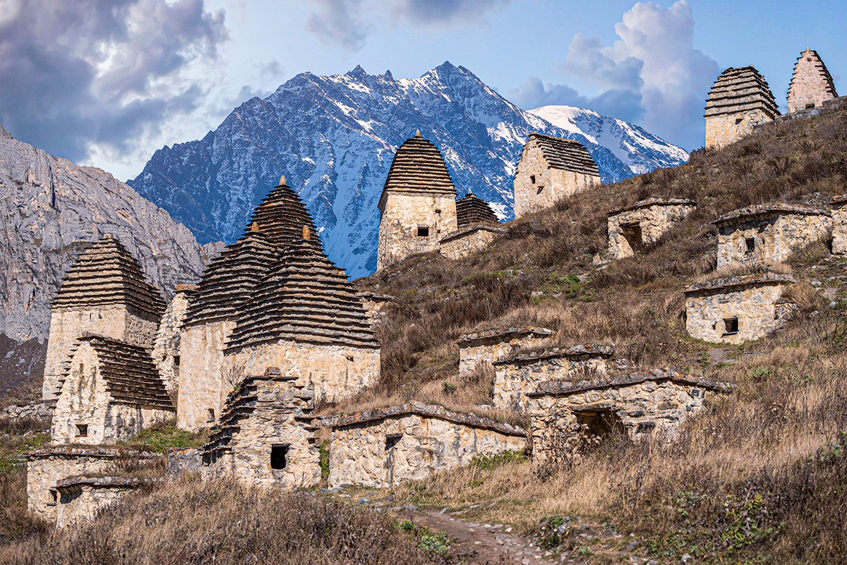 Monumento medieval em vilarejo da Ossétia Do Norte