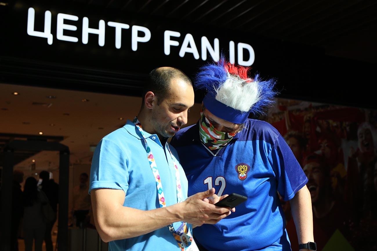 Navijači u Centru za izdavanje putovnica navijača za utakmice Europskog prvenstva u nogometu EURO 2020. u TC 
