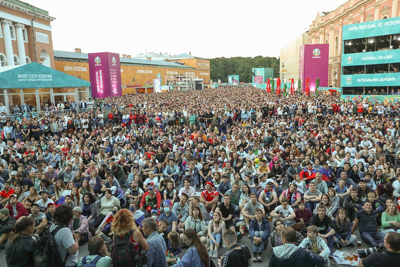Navijači gledaju utakmicu Europskog prvenstva u nogometu između Belgije i Rusije u navijačkom naselju festivala UEFA EURO 2020. na Konjušenom trgu. 
