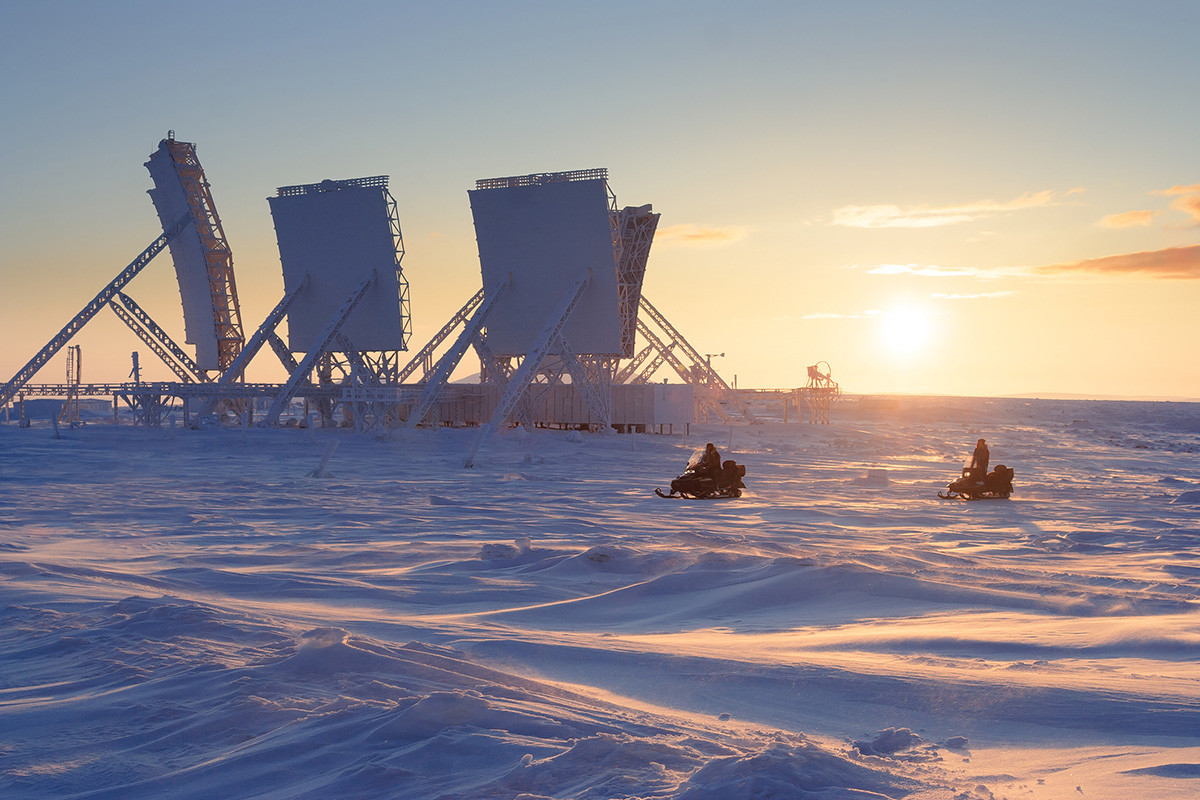 Arktische Winterlandschaft mit großen Antennen einer verlassenen Troposphären-Kommunikationsstation.