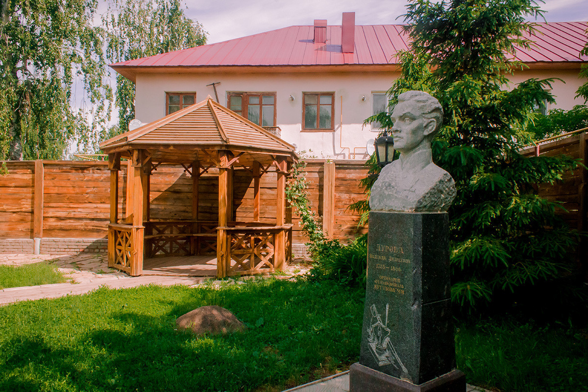 Monumento a Nadejda Durova em sua propriedade em Ielabuga, Tatarstão, onde ela passou seus últimos anos de vida

