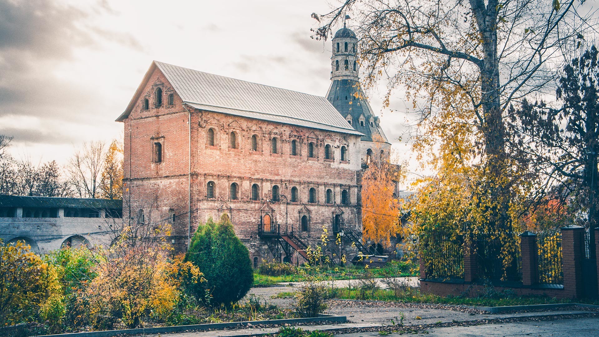 The malting house (L) and one of the towers (R) of Simonov monastery in Moscow