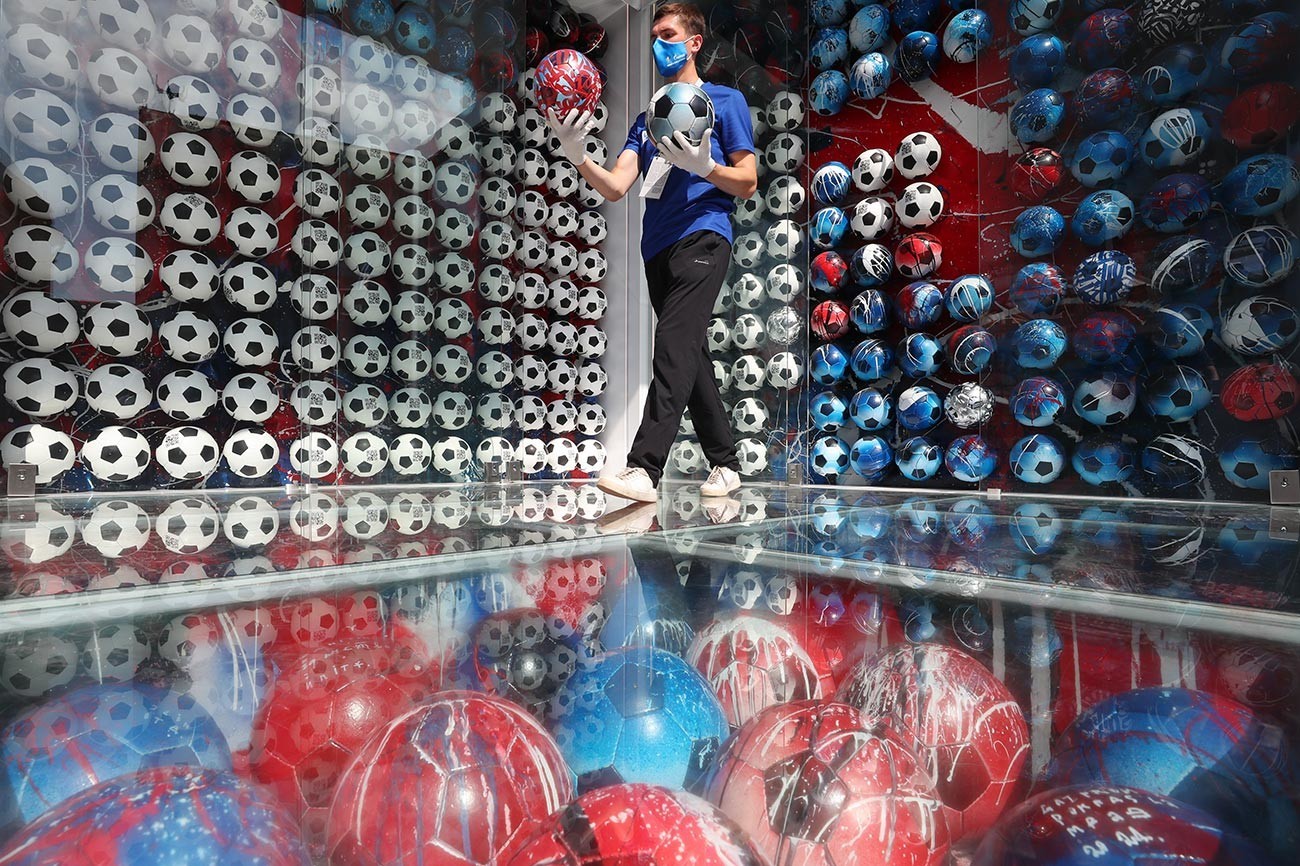 Umetniška instalacija Pokrasa Lampasa, uporabljena za pokal v obliki nezamenljivega kriptožetona za najboljši gol na prvenstvu Euro 2020 v Sankt Peterburgu.