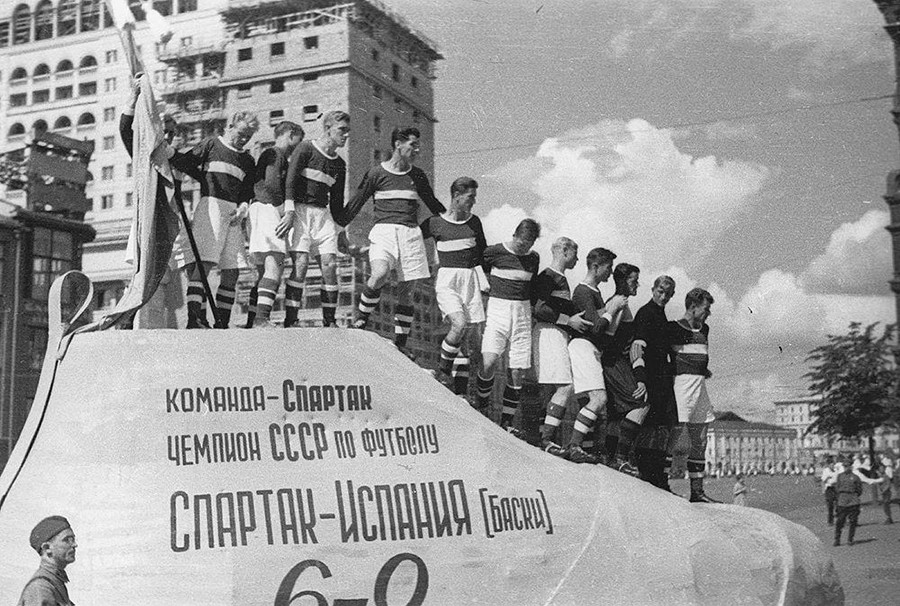 I calciatori dello Spartak a una parata del 1937