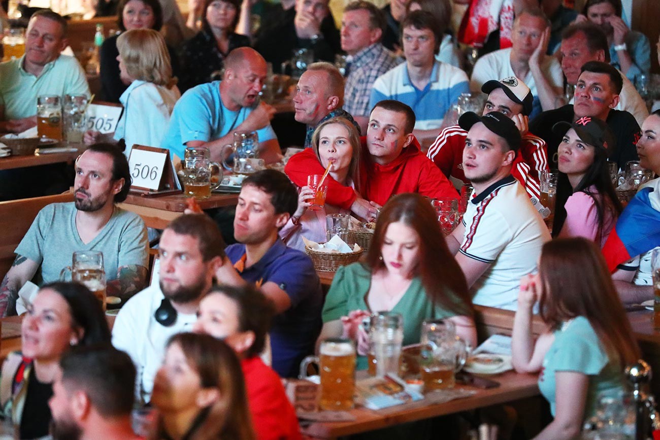 Фенове гледат предаването на мача  между Белгия и Русия в един от ресторантите в града