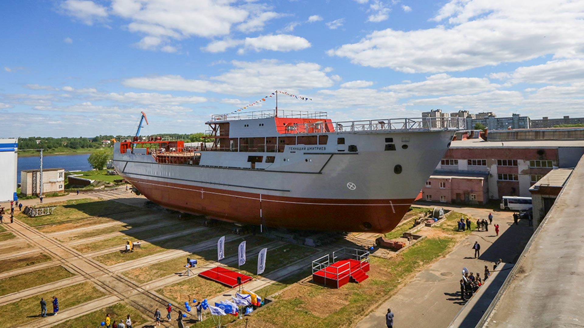 V ladjedelnici Vimpel je 1. junija potekala slovesnost splavljenja Gennadija Dmitrijeva, ladje projekta 20360M in največjega plovila, kar so ga doslej zgradili v Vimplu. 