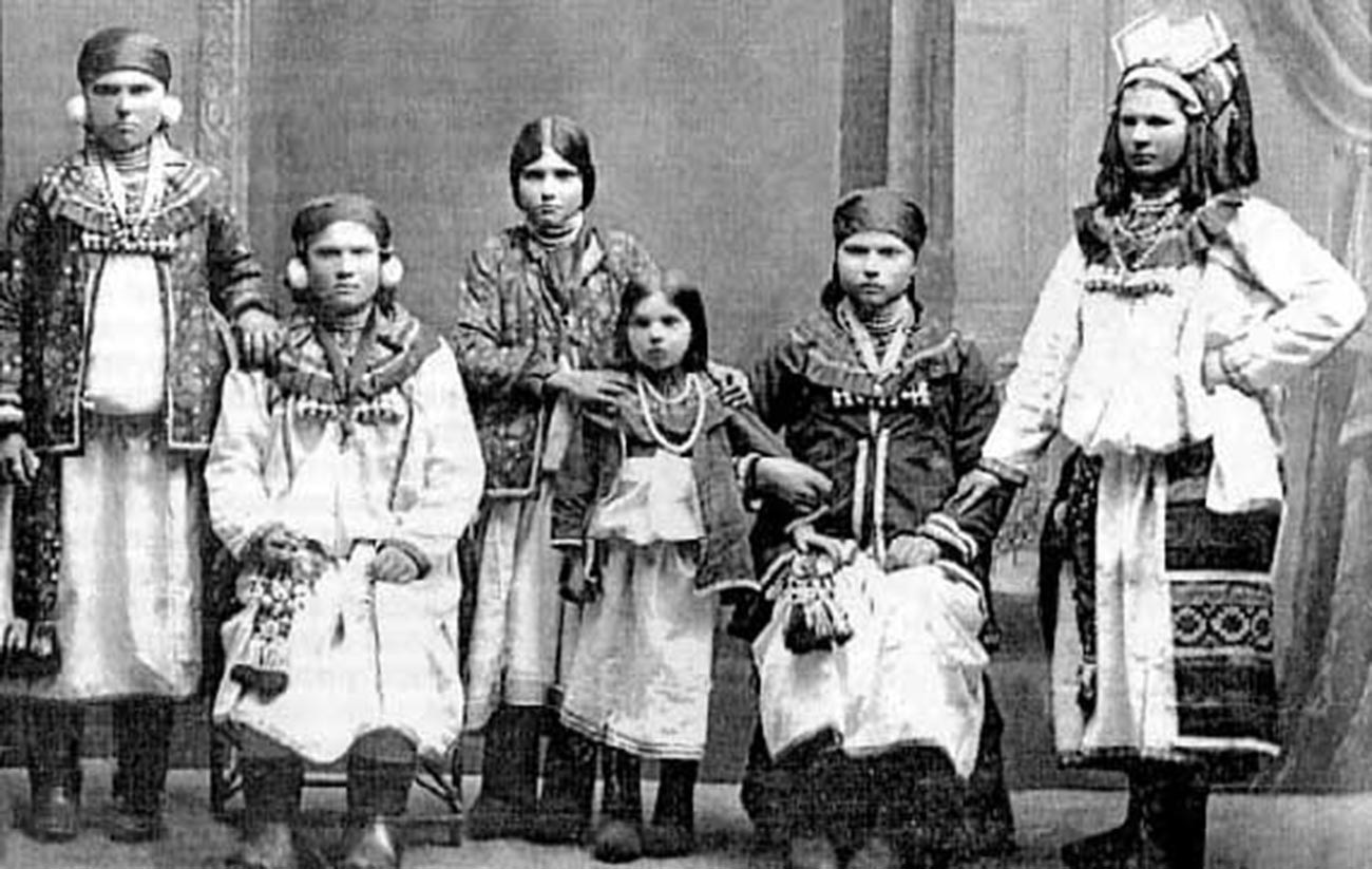 Mokšanske ženske v tradicionalnih oblačilih, približno leta 1900
