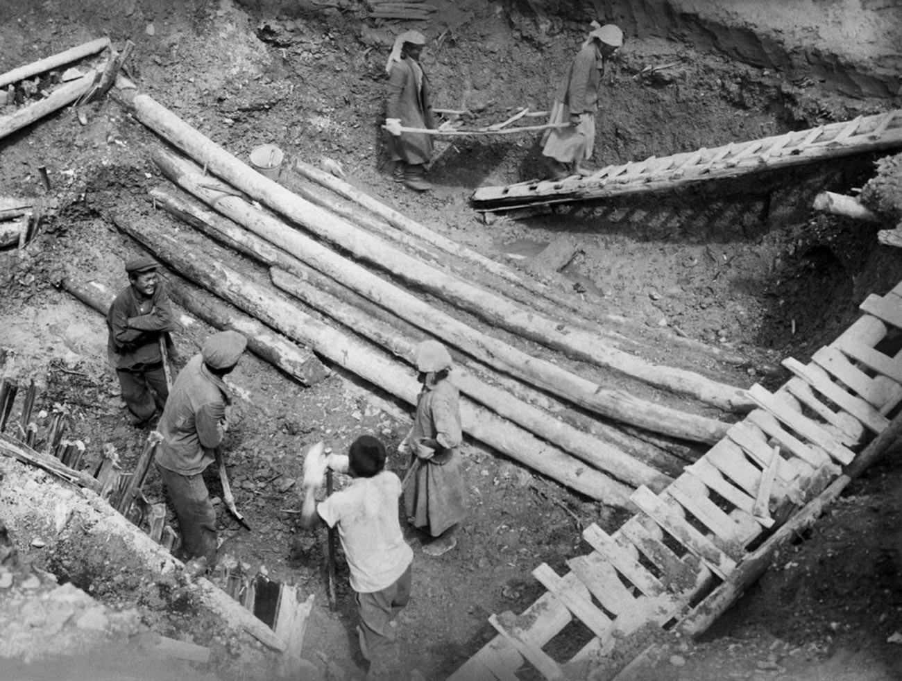 Izkopavanje Paziriške grobnice. Na sliki so vidni hlodi podzemne 