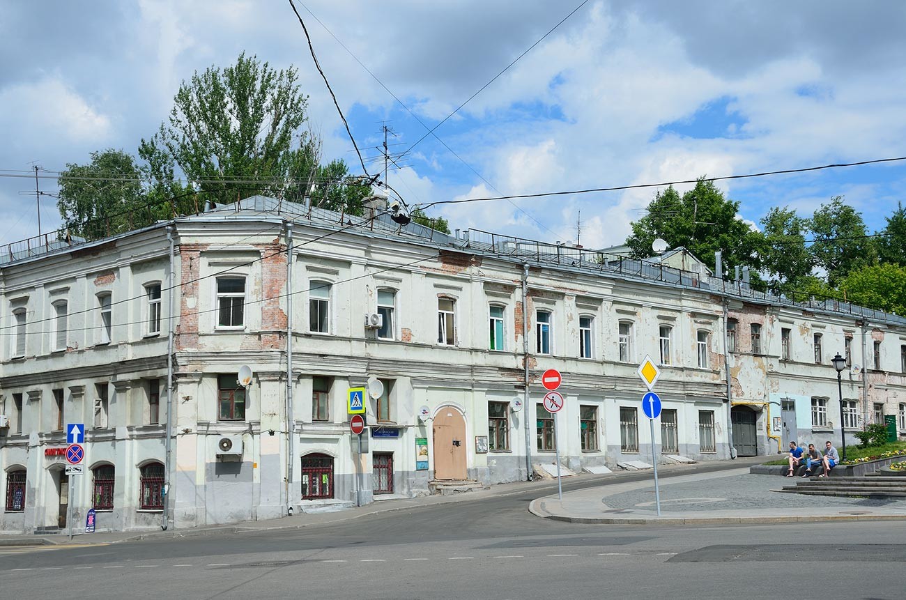 Pemandangan Rumah Yaroshenko dilihat dari Lapangan Hitrovka.