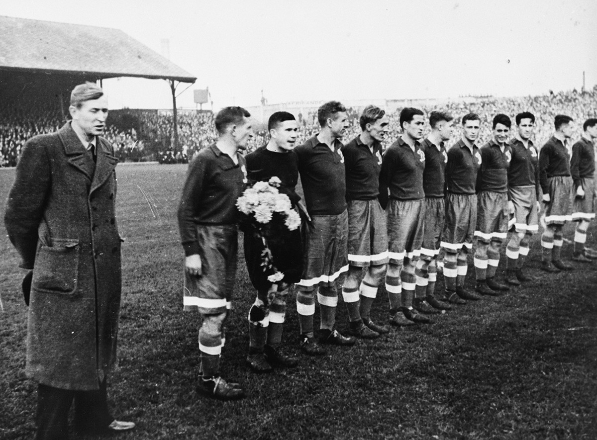 L'équipe Dynamo avant le match contre les joueurs de Chelsea, 1945