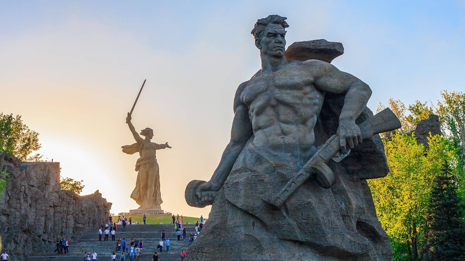 Памятник-ансамбль «Героям Сталинградской битвы» на Мамаевом Кургане в Сталинграде.