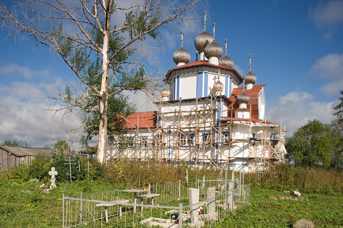 Lyadiny. Epiphany Church. Southeast view with cemetery. Foreground: birch scorched by 2013 fire.  August 14, 2014