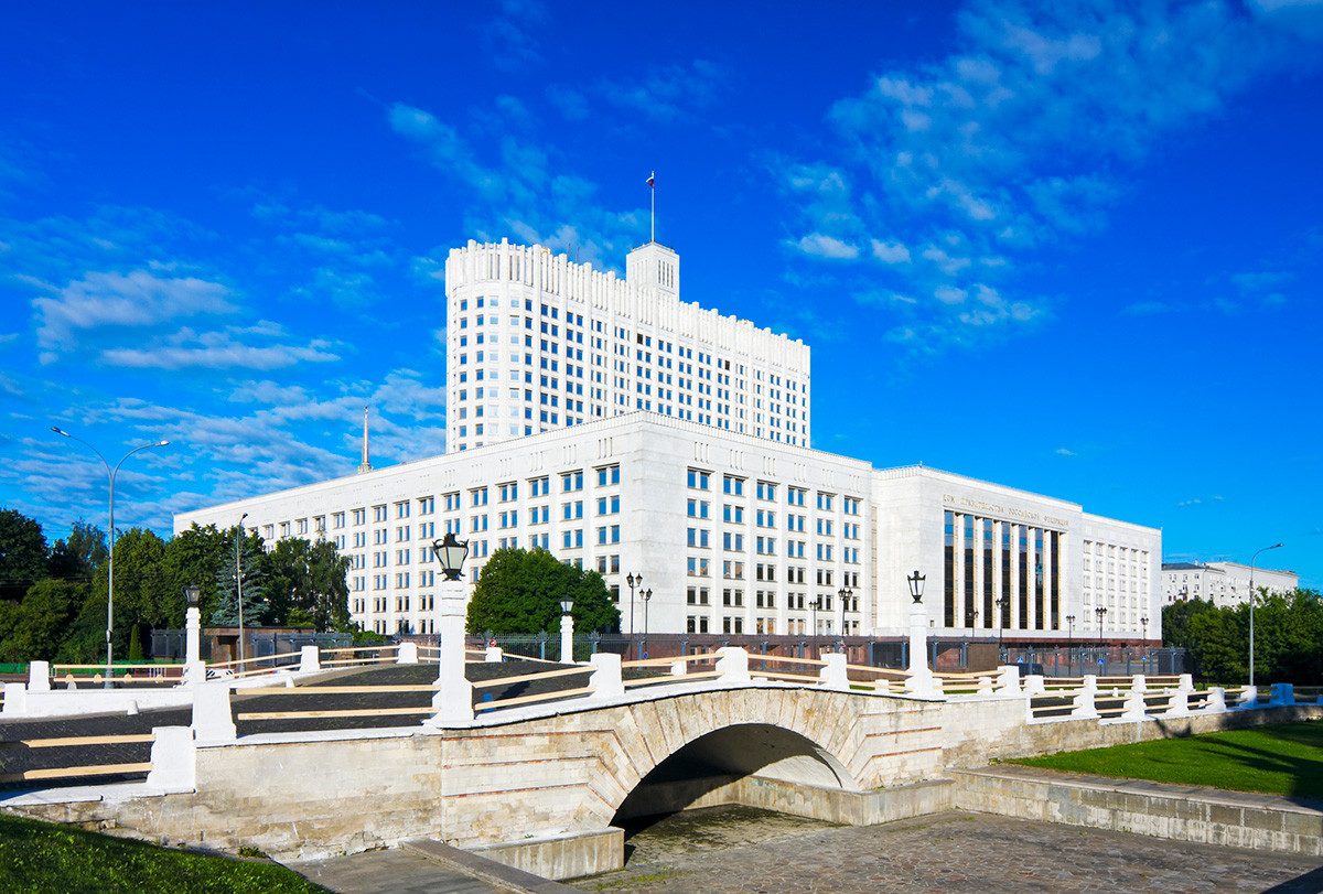 Il ponte Gorbaty vicino alla Casa Bianca di Mosca