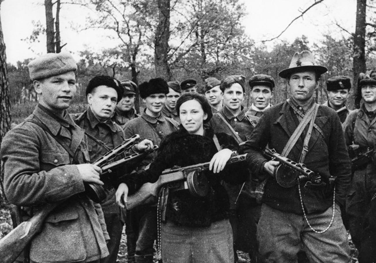 Tentara partisan Soviet di Belarus.