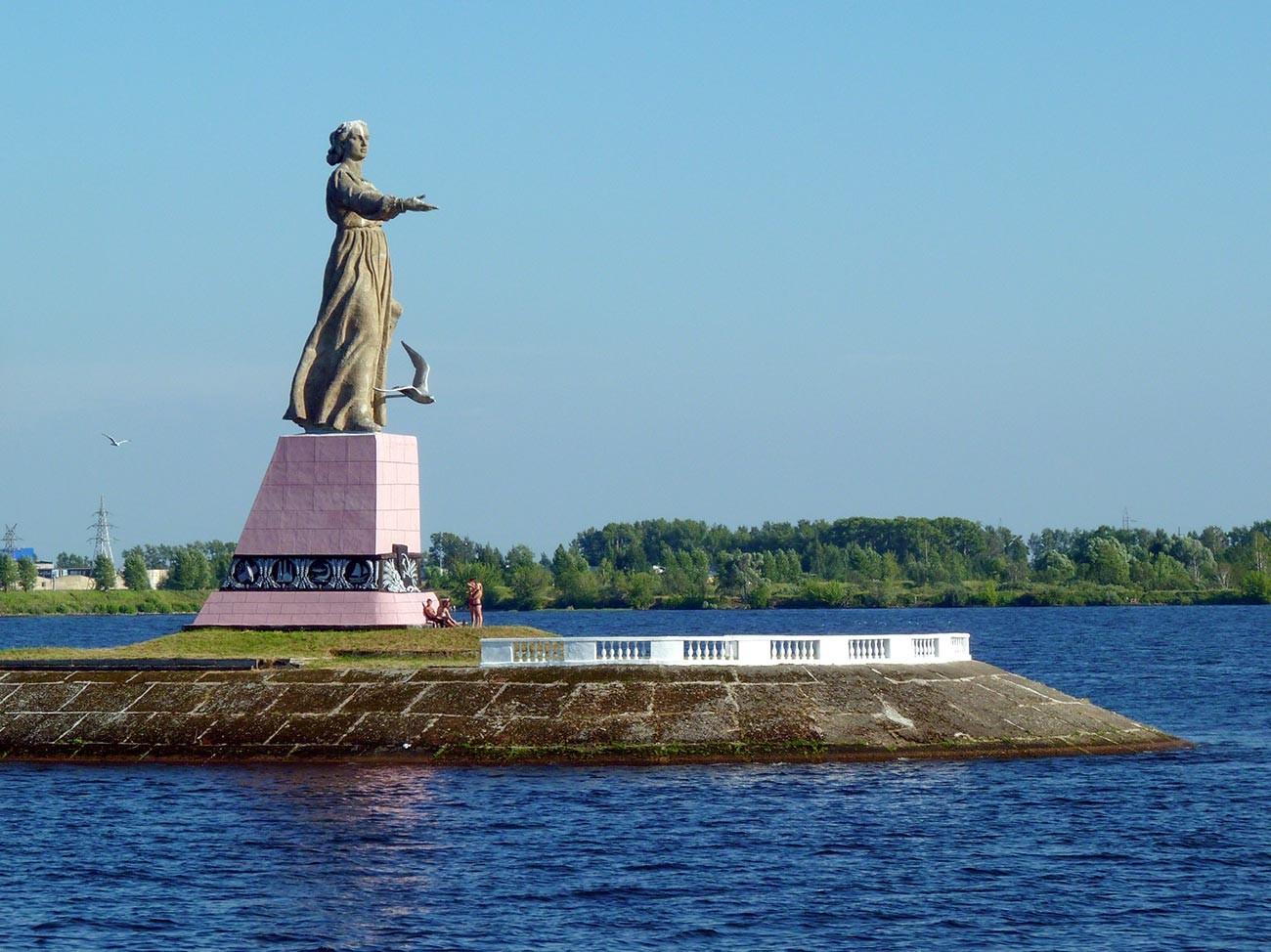 Памятник Волга-Мать в Рыбинске.