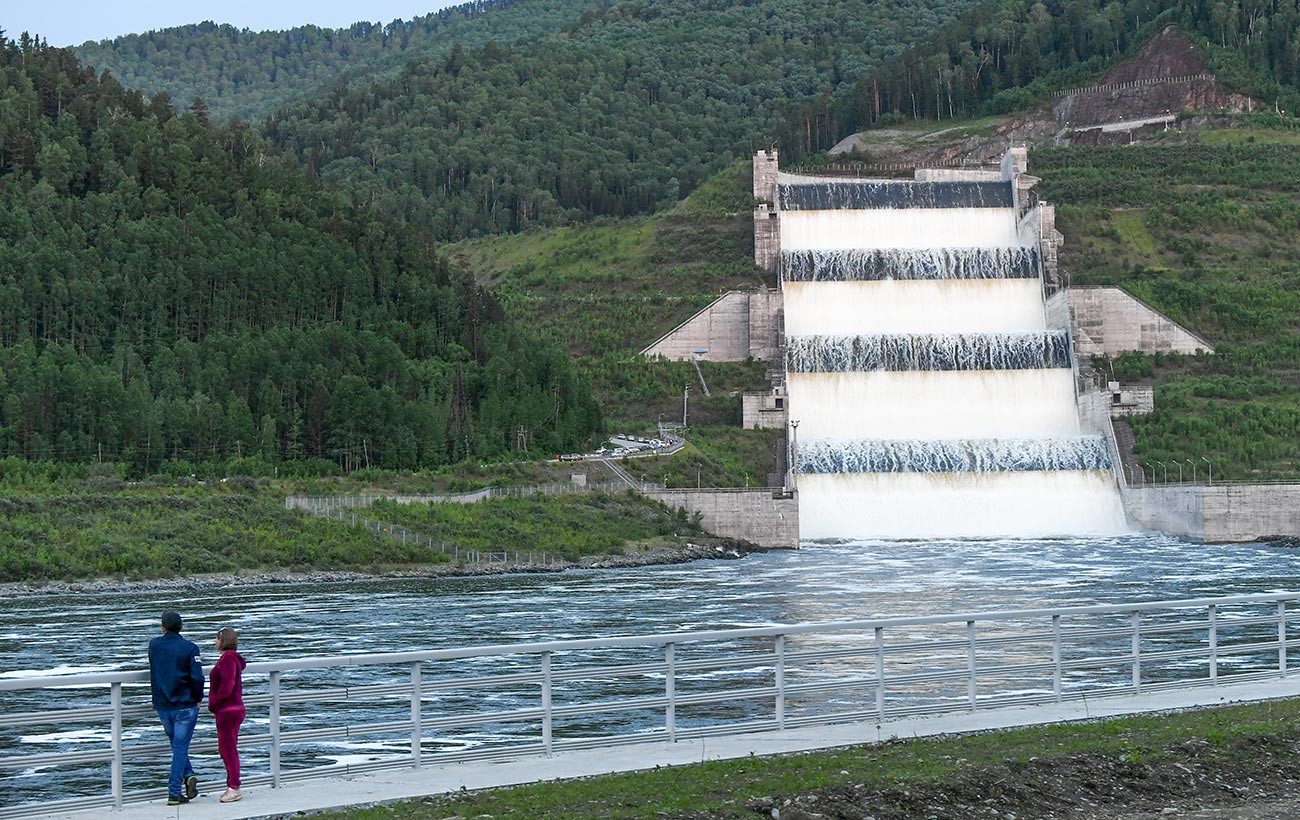 Береговой водосброс на Саяно-Шушенской гидроэлектростанции.
