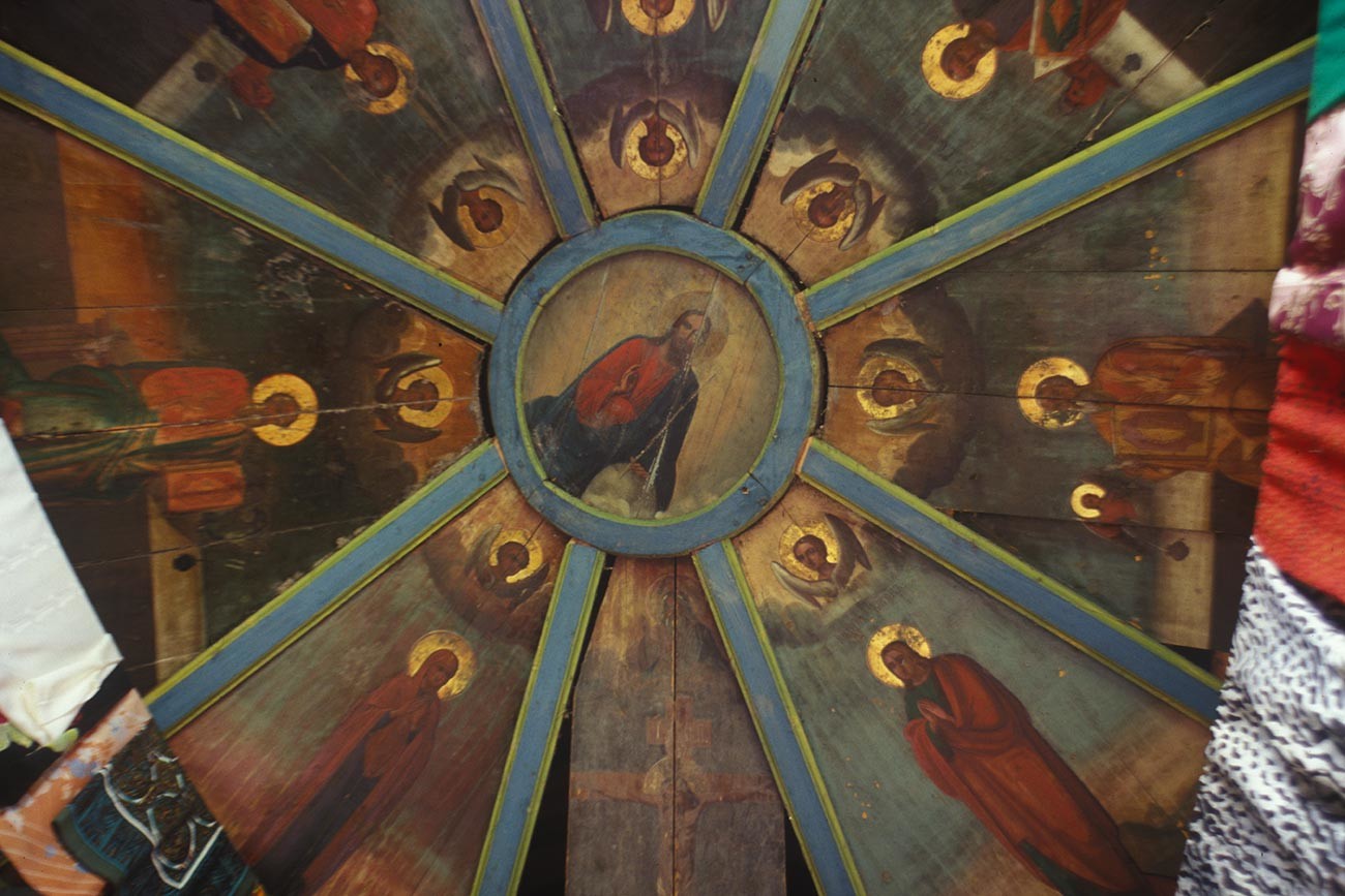 Fominskaïa. Chapelle de l'Icône miraculeuse du Sauveur. Intérieur avec plafond peint (niébo). Photographie: William Brumfield. 16 juin 1998