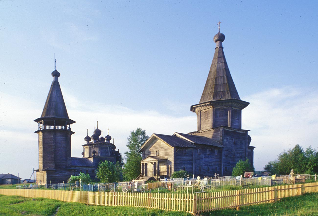 Liadiny. De gauche à droite: clocher, église de l'Épiphanie, église de l'Intercession avec cimetière. Vue sud-ouest. Photographie: William Brumfield. 16 juin 1998