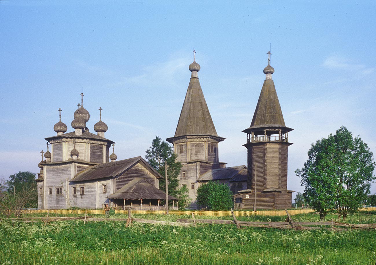 Pogost de Liadiny (Gavrilovskaïa). De gauche à droite: église de l'Épiphanie, église de l'Intercession, le clocher. Vue nord-ouest. Photographie: William Brumfield. 16 juin 1998