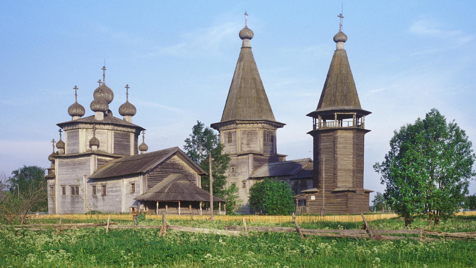 Pogost de Liadiny (Gavrilovskaïa). De gauche à droite: église de l'Épiphanie, église de l'Intercession, le clocher. Vue nord-ouest. Photographie: William Brumfield. 16 juin 1998