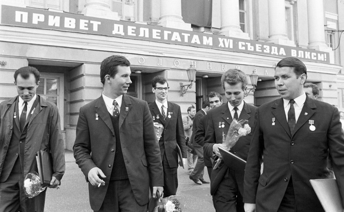 Para insinyur dan pengurus Komsomol mengunjungi Kongres ke-16 VLKSM, 1970,
