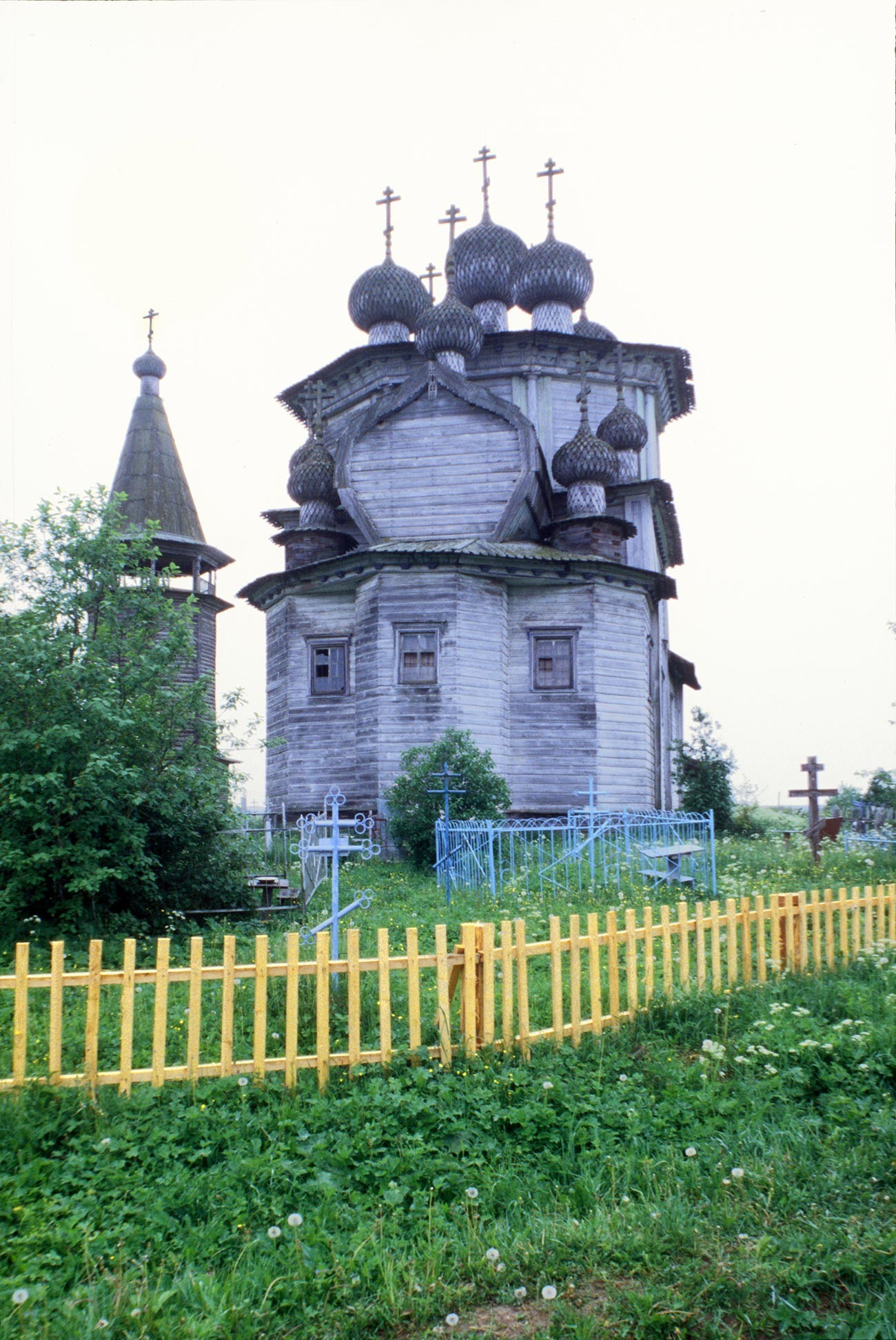 Ljadini. Bogojavljenska cerkev. Pogled na vzhod s pokopališčem. 19. junij 1998
