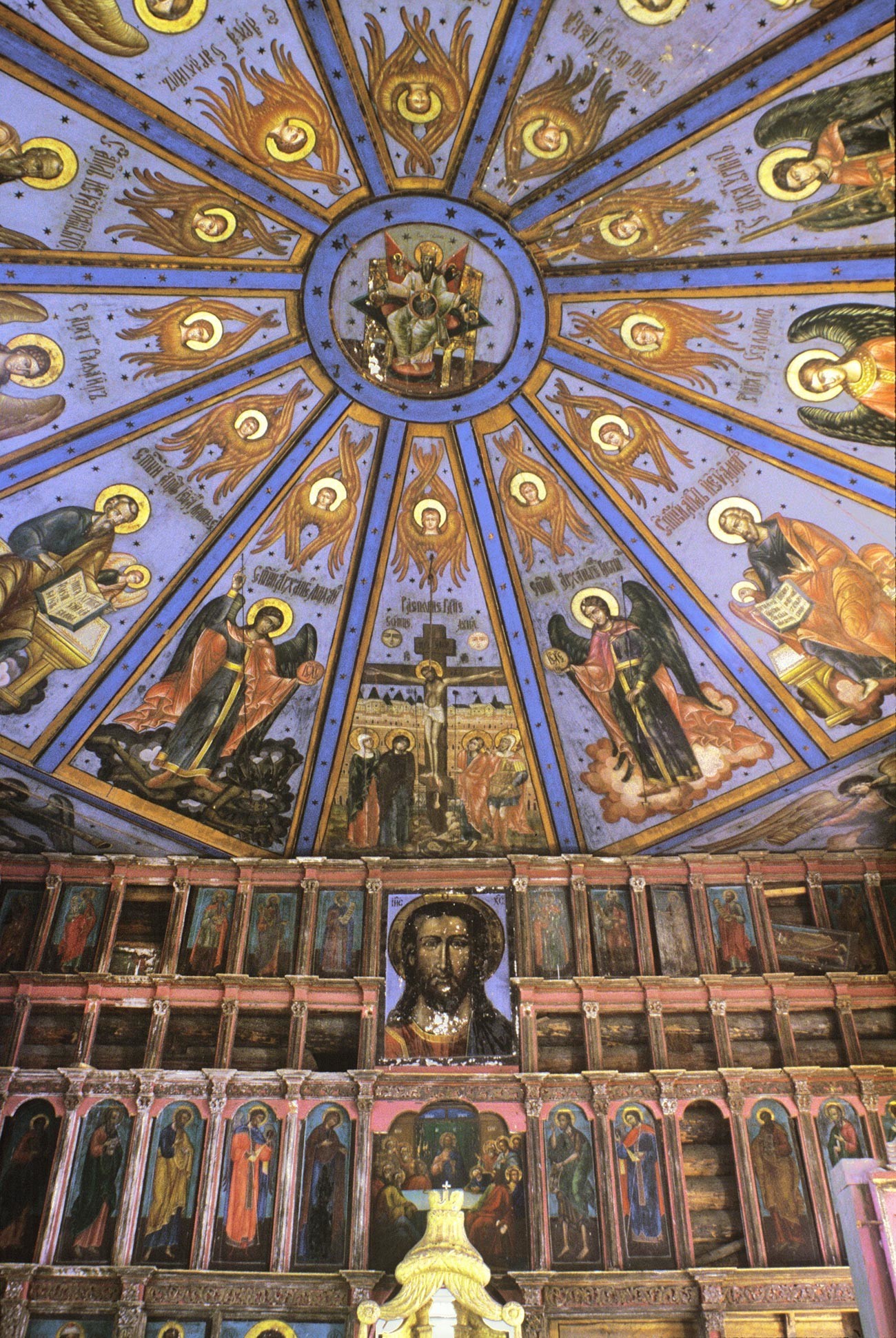 Ljadini. Pokrovska cerkev. Ikona iz sredine ikonostasa in poslikan strop (nebo). 29. julij 1998
